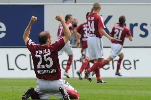 Einmal hatt e der Club, hier Javier Pinola Grund zum Jubeln: Als Dario VIdosic das 1:0 besorgte.
