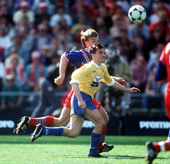 1994 sorgte das Derby nicht nur in Bayern sondern in ganz Deutschland für Schlagzeilen. Zum Protagonisten des Spiels sollte Abwehrspieler Thomas Helmer (hier im Zweikampf mit "Manni" Schwabl) werden.
