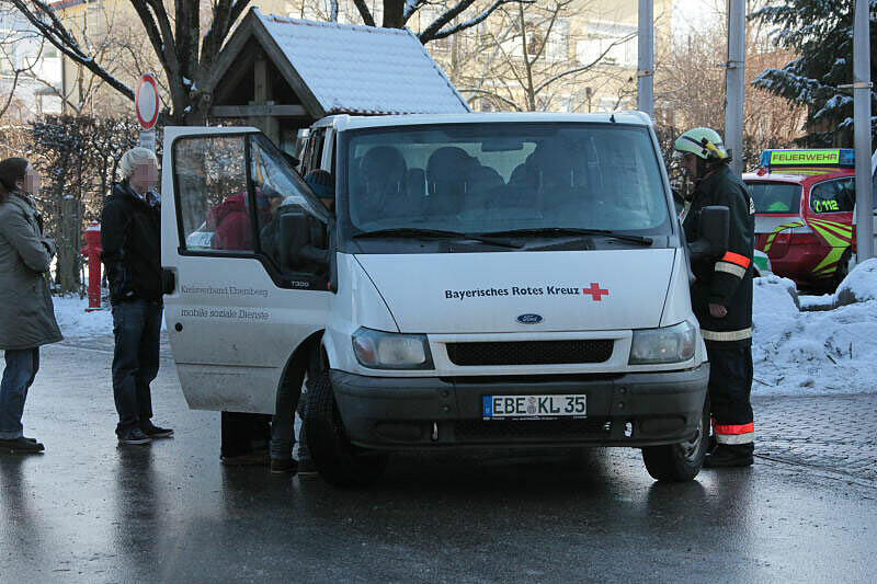Aufruhr in Grafing: An einem Gymnasium gingen mehrere Bombendrohungen ein. Das Gebäude und die nähere Umgebung wurden am Montagvormittag evakuiert, Polizei und Feuerwehr suchten mit einem Spürhund nach einer möglichen Sprengstoffladung.