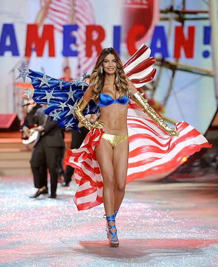 Knappe Höschen, jede Menge Haut und Show-Elemente vom Allerfeinsten: Das war die Victoria's Secret Show 2012 am Mittwoch in New York City. Top-Models wie Izabel Goulart, Lindsay Ellingson, Miranda Kerr, Adriana Lima, Doutzen Kroes und Candice Swanepoel geizten für das begehrteste Unterwäsche label der Welt nicht mit ihren weiblichen Reizen. Das ließen sich auch zahlreiche Promis nicht entgehen. Hier gibt's die sexy Bilder - aber Vorsicht: Es wird heiß...