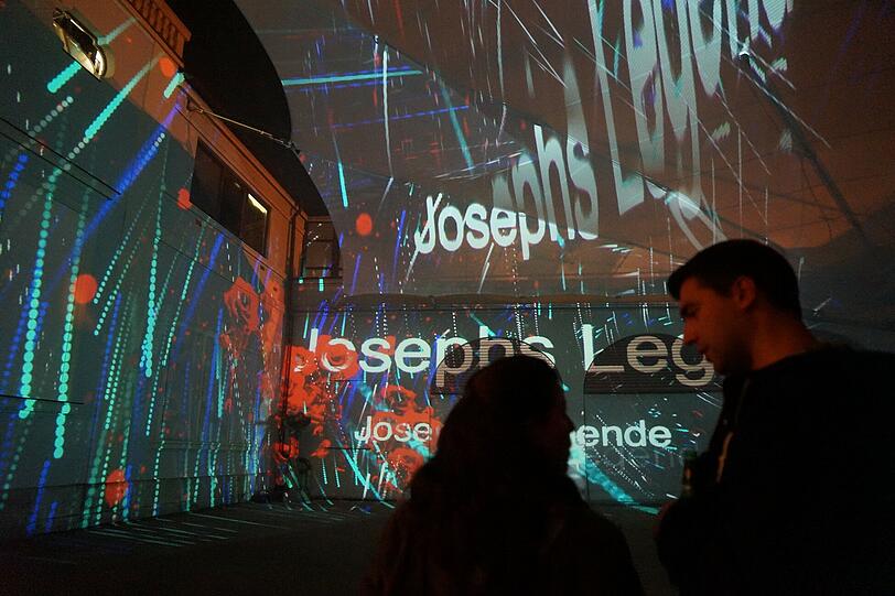 Lange Nacht der Museen hier Lichtinstallation im Innenhof vom Künstlerhaus am Lenbachplatz.