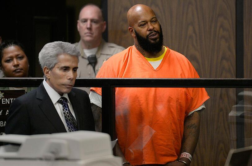 Der Rapper Suge Knight ist wegen Mordes und versuchten Mordes angeklagt. Ende Januar soll er mit seinem Truck zwei Männer auf einem Parkplatz überfahren haben und dann geflüchtet sein.