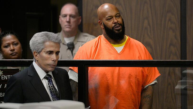 Der Rapper Suge Knight ist wegen Mordes und versuchten Mordes angeklagt. Ende Januar soll er mit seinem Truck zwei Männer auf einem Parkplatz überfahren haben und dann geflüchtet sein. Der Rapper Suge Knight ist wegen Mordes und versuchten Mordes angeklagt. Ende Januar soll er mit seinem Truck zwei Männer auf einem Parkplatz überfahren haben und dann geflüchtet sein.