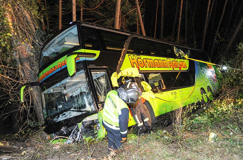 Der Bus kam aus Abano. Mit 29 Insassen stürzte er am Freitag am Zirler Berg ab.