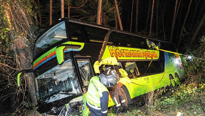 Der Bus kam aus Abano. Mit 29 Insassen stürzte er am Freitag am Zirler Berg ab. Der Bus kam aus Abano. Mit 29 Insassen stürzte er am Freitag am Zirler Berg ab.