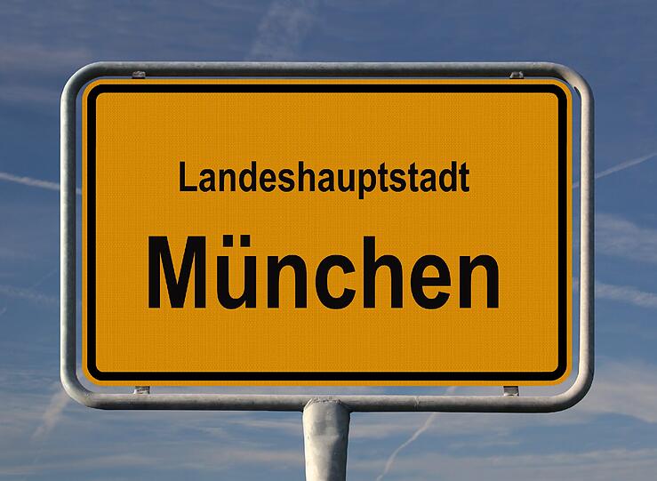 &bdquo;Esting statt Olching&ldquo; pinselten Freinächtler auf Plakate, die sie an sämtlichen Einfahrtsstraßen nach
Esting an Gemeindeschildern festbanden. Sie wollten sich damit über die Eingemeindung ihres Stadtteils
nach Olching lustig machen.
