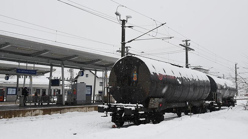 Am Morgen nach dem tödlichen Unfall: der Güterwaggon steht auf einem Gleis im Bahnhof St. Johann.