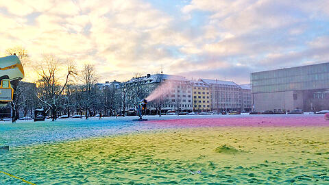 Farbige Winterlandschaft vor der Alten Pinakothek: Seit Montagmittag versprühen die Schneekanonen eingefärbten Schnee.