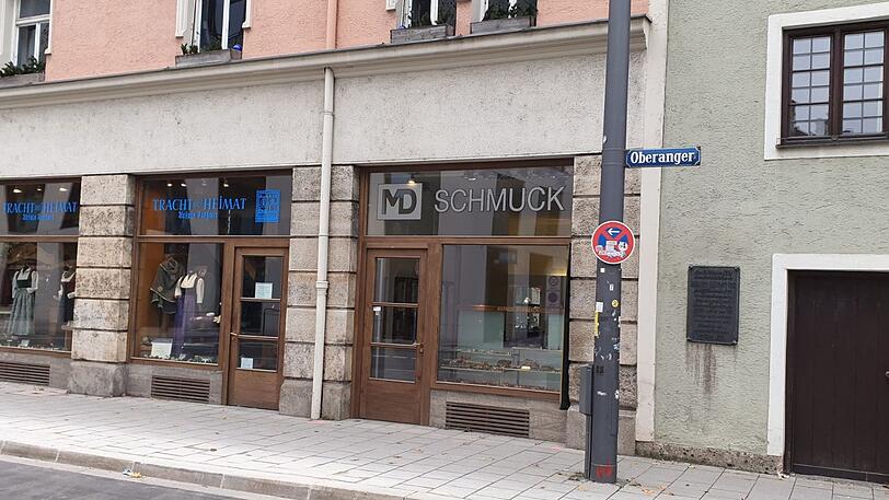 Dieses Juweliergeschäft am Oberanger ist am Freitagnachmittag von einem Mann mit Messer überfallen worden.