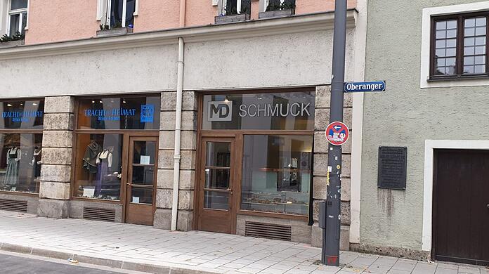 Dieses Juweliergeschäft am Oberanger ist am Freitagnachmittag von einem Mann mit Messer überfallen worden.