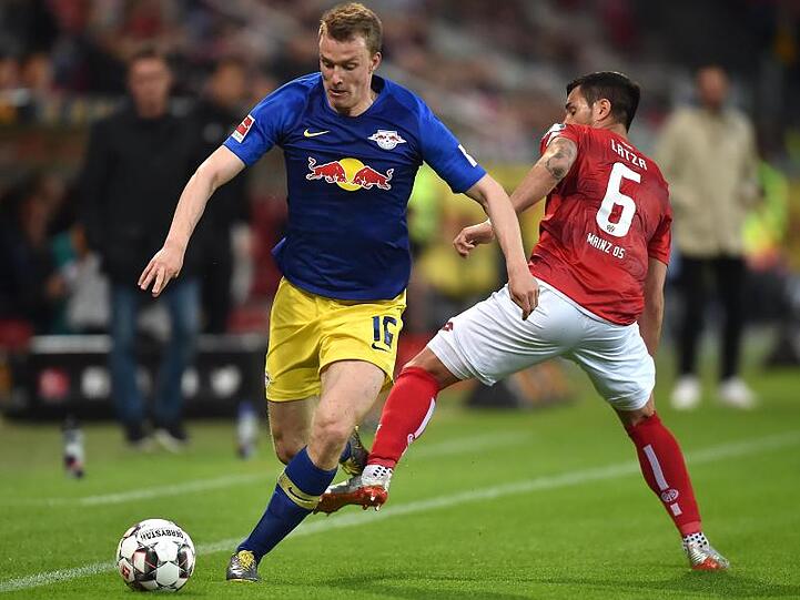 Der Mainzer Danny Latza (r) im Zweikampf mit Lukas Klostermann.