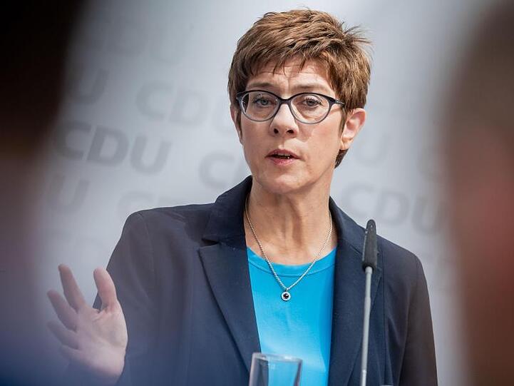 "Ich habe mit Interesse gelesen, was die SPD vor der Wahl schon alles ausgeschlossen hat, bevor der Wähler überhaupt entschieden hat. Das ist arrogant und respektlos gegenüber dem Wählerwillen", sagt Kramp-Karrenbauer.