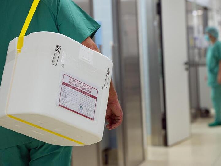 Spenderorgan auf dem Weg zum OP-Saal.