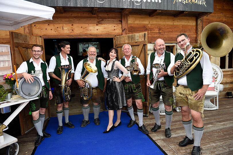 Anna Maria Kaufmann mit der Blaskapelle der Wiesn-Alm