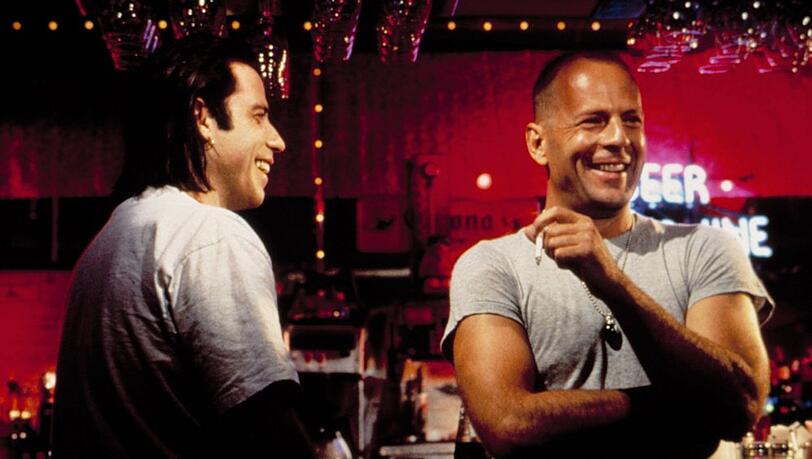 John Travolta (l.) und Bruce Willis am Set von "Pulp Fiction". John Travolta (l.) und Bruce Willis am Set von "Pulp Fiction".