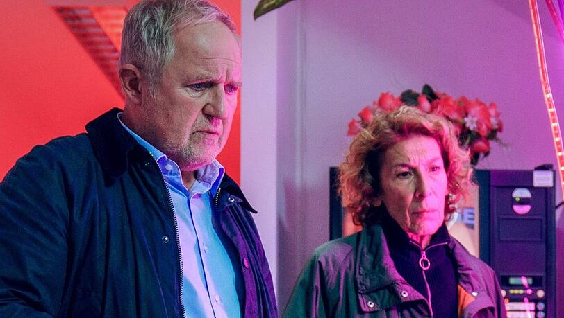 Eine Ära neigt sich dem Ende entgegen: Harald Krassnitzer und Adele Neuhauser sind für ihren Wien-"Tatort" bereits auf Abschiedstour. Eine Ära neigt sich dem Ende entgegen: Harald Krassnitzer und Adele Neuhauser sind für ihren Wien-"Tatort" bereits auf Abschiedstour.