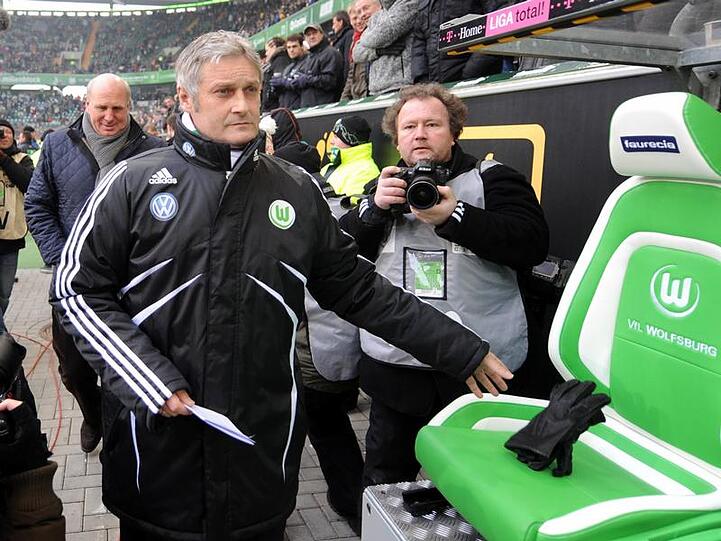 Armin Veh (l) muss seinen Platz beim VfL Wolfsburg räumen.