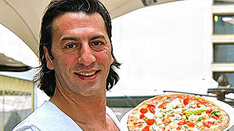 Der Herausforderer: Promi- Bäcker Ugo Crocamo schleudert TV-Koch Stefan Marquard seine Pizza "Forza" entgegen.
