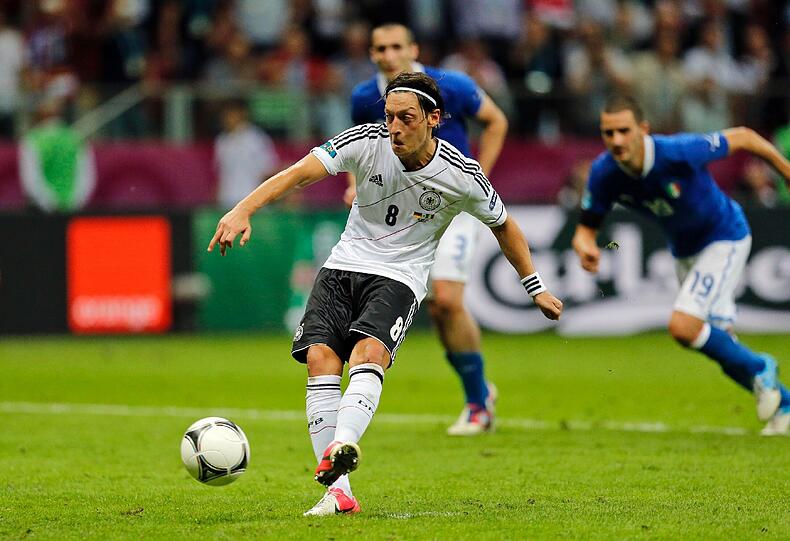 Da keimte noch einmal ganz kurz eine letzte Hoffnung auf. In der Nachspielzeit verwandelt Mesut Özil einen Elfmeter - es steht 1:2.