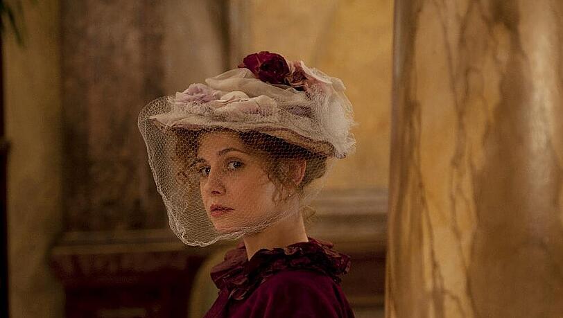 Josefine Preuß als Sonja Schadt in "Das Adlon"