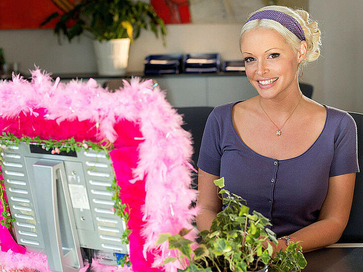 Daniela Katzenberger spielt im Krimi "Frauchen und die Deiwelsmilch" die Hauptrolle.