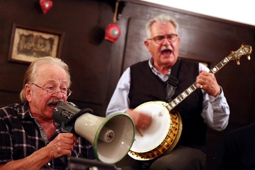 Manchmal auch mit Megaphon: Kai Lauber und Karl-Heinz Schmid am Banjo.
