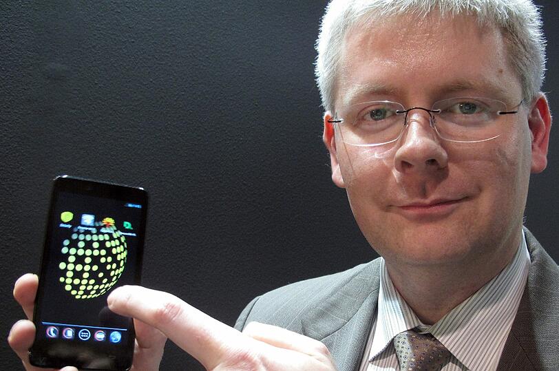 Blackphone-Geschäftsführer Toby Weir-Jones zeigt sein Blackphone. Mit dem Gerät, in das mehrere Verschlüsselungsdienste eingebaut sind, kann mal abhörsicher telefonieren und Nachrichten schreiben. Es soll 630 Euro kosten und weltweit nutzbar sein.