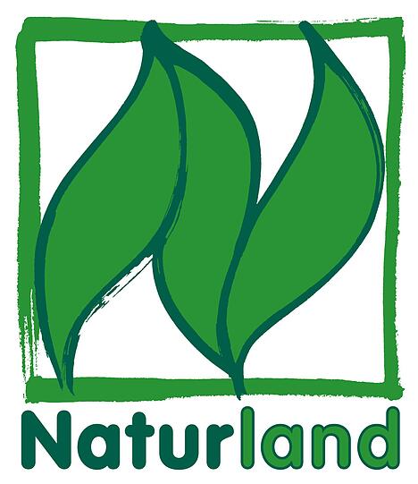 Naturland: Die Kühe bekommen zu gleichen Teilen frisches Grünfutter sowie Heu und Stroh, Silage nur wenig. Enthornen ist mit Ausnahmegenehmigung und bei örtlicher Betäubung und Schmerzbehandlung erlaubt. Naturland empfiehlt, die Kälber in den ersten Tagen bei der Mutter zu lassen.