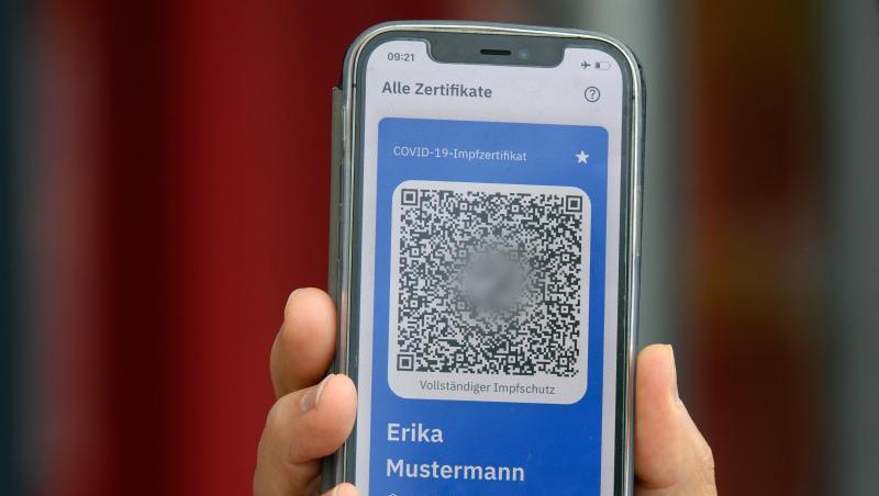 Den digitalen Nachweis soll man sich künftig direkt in Praxen oder Impfzentren erstellen lassen und dann per Smartphone nutzen können.