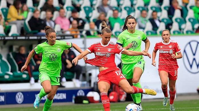 Klara Bühl (Mitte) lässt die Hoffnung für Bayern mit ihrem Tor am Leben, am Ende feiert aber der VfL Wolfsburg.