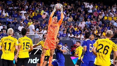 Dortmunds Keeper Alexander Meyer fängt im Testspiel gegen den FC Chelsea eine Flanke ab.