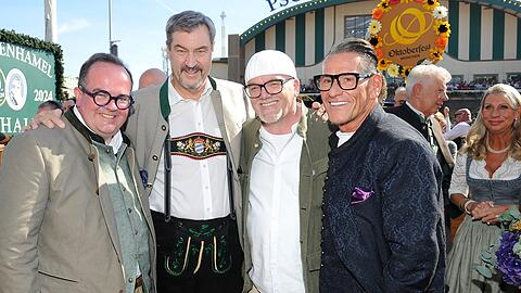 Klaus Leutgeb (re.) traf beim Einzug der Wiesnwirte auf Markus Söder, Clemens Baumgärtner und DJ Ötzi.