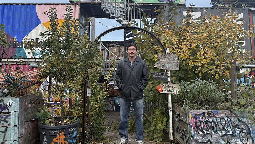 Bahnwärter-Chef Daniel Hahn auf dem Gelände seiner Zwischennutzung, die dauerhaft bleiben soll.