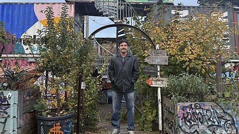 Bahnwärter-Chef Daniel Hahn auf dem Gelände seiner Zwischennutzung, die dauerhaft bleiben soll.