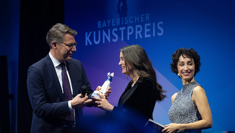 Kunstminister Markus Blume mit der Schriftstellerin Tanja Kinkel und der Moderatorin Vivian Perkovic