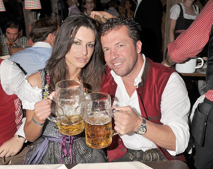 Ein Prosit auf Bayern: Lothar Matthäus mit Joanna Tuczynska.