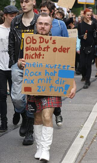 Beim Slutwalk in München haben heute rund 200 Menschen unter dem Motto "Nein heißt Nein" gegen Diskriminierung und Sexismus demonstriert. Sie stellen sich damit gegen sexualisierte Gewalt sowie gegen Vergewaltigungsmythen und -verharmlosungen.