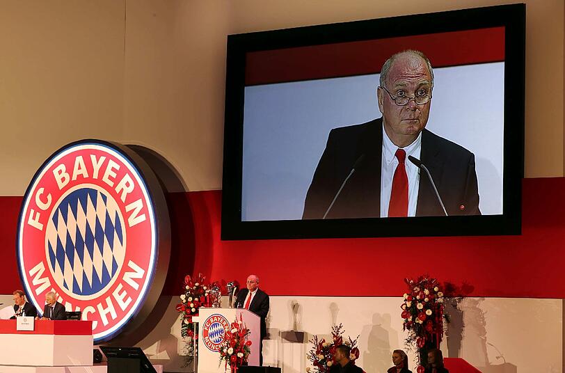 Die Begrüßungsansprache hält der Präsident - Uli Hoeneß am Rednerpult.