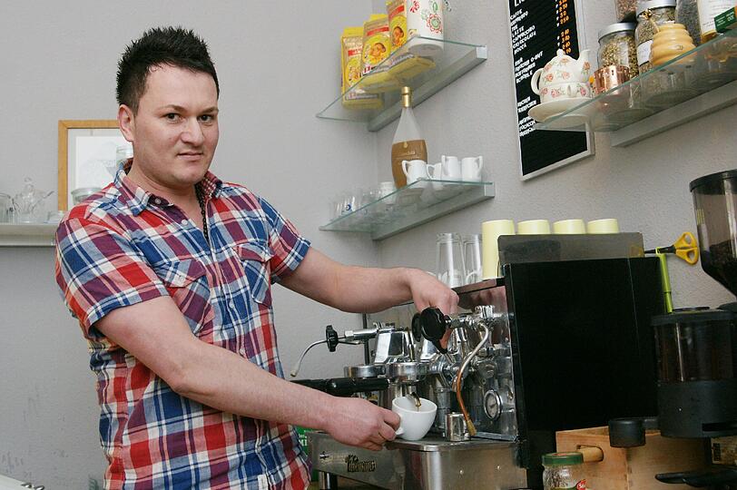 Slavko Bakovic im Einsatz: In die Maschine kommt Passalaqua-Kaffee aus Neapel. Aber auch türkischen Mokka können die Gäste trinken.