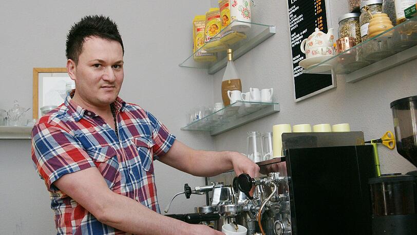 Slavko Bakovic im Einsatz: In die Maschine kommt Passalaqua-Kaffee aus Neapel. Aber auch türkischen Mokka können die Gäste trinken. Slavko Bakovic im Einsatz: In die Maschine kommt Passalaqua-Kaffee aus Neapel. Aber auch türkischen Mokka können die Gäste trinken.