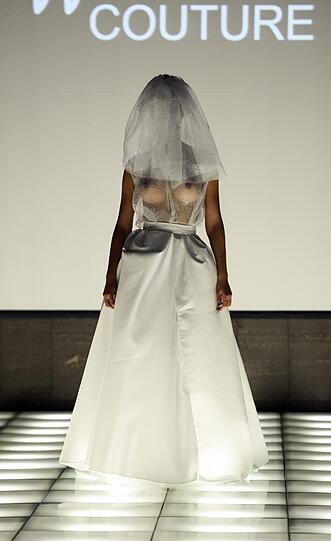 Micaela Schäfer wie man sie kennt: Offenherzig präsentiert sie bei der Modenschau von Kauffeld & Jahn Couture ein extravagantes Braut-Outfit.