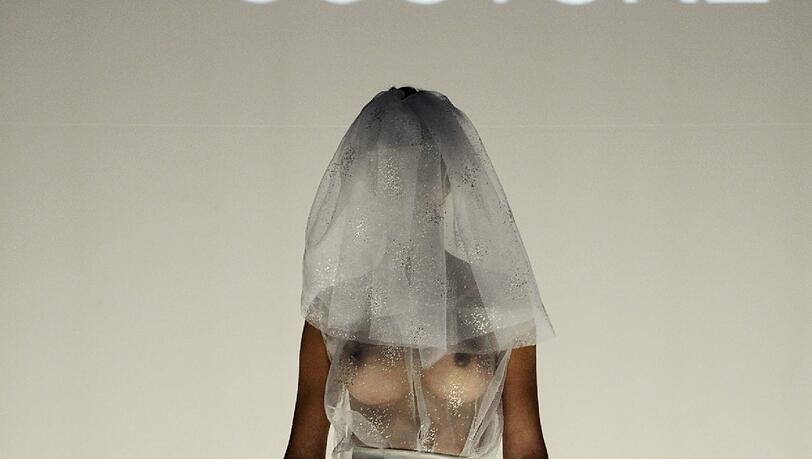 Micaela Schäfer wie man sie kennt: Offenherzig präsentiert sie bei der Modenschau von Kauffeld & Jahn Couture ein extravagantes Braut-Outfit. Micaela Schäfer wie man sie kennt: Offenherzig präsentiert sie bei der Modenschau von Kauffeld & Jahn Couture ein extravagantes Braut-Outfit.