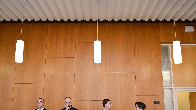 Ein Betreuer (2.v.l) der Angeklagten Kathrin E., sowie deren Strafverteidiger Christoph Jahrsdörfer (l-r) und die Rechtsanwälte Matthias Kolb und Christina Glück unterhalten sich am 20.02.2014 vor Beginn eines Sicherungsverfahrens im Landgericht des Aschaffenburg (Bayern). Ein Betreuer (2.v.l) der Angeklagten Kathrin E., sowie deren Strafverteidiger Christoph Jahrsdörfer (l-r) und die Rechtsanwälte Matthias Kolb und Christina Glück unterhalten sich am 20.02.2014 vor Beginn eines Sicherungsverfahrens im Landgericht des Aschaffenburg (Bayern).
