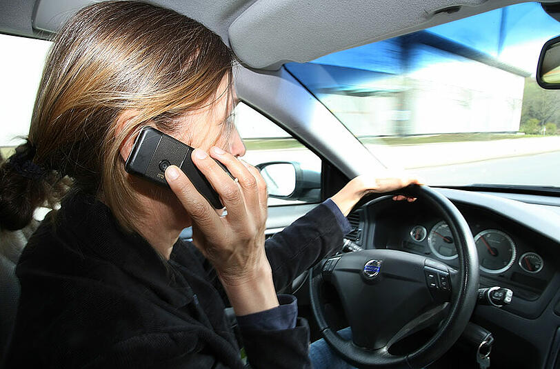 Urteil: Das Handy am Ohr ist bei abgeschaltetem Motor an der Ampel zulässig.