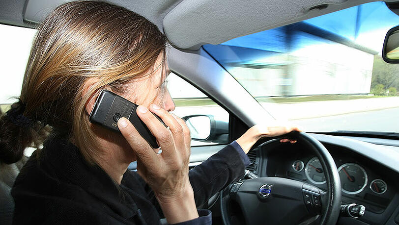 Urteil: Das Handy am Ohr ist bei abgeschaltetem Motor an der Ampel zulässig. Urteil: Das Handy am Ohr ist bei abgeschaltetem Motor an der Ampel zulässig.