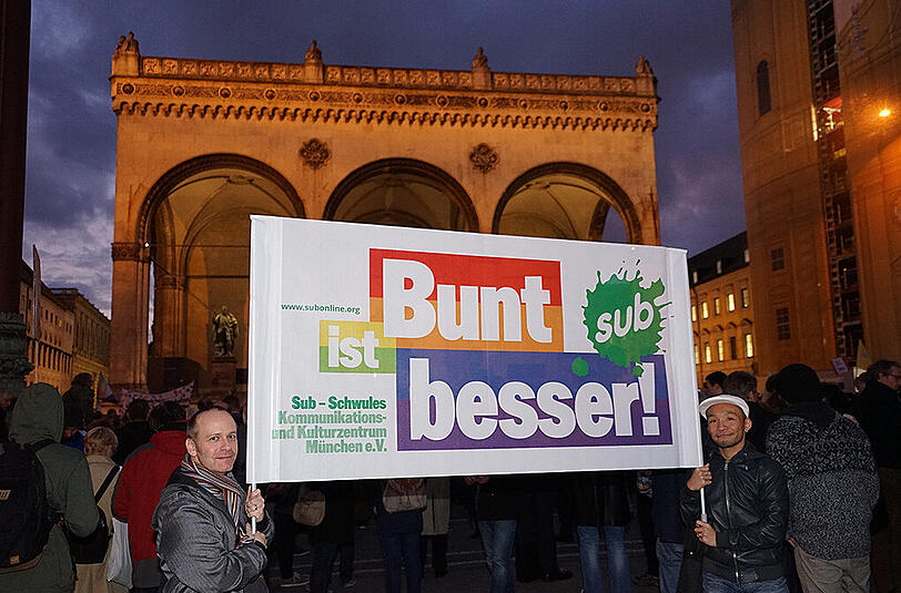 "Bunt ist besser": Gegendemonstranten am Odeonsplatz.