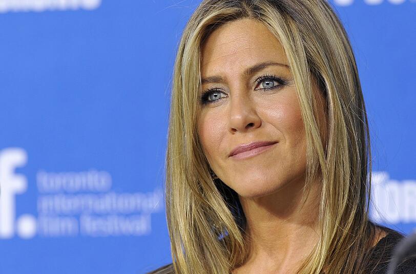 Jennifer Aniston: "Ich habe keine Checkliste mit Dingen, die gemacht werden müssen. Es ist ja nicht so, als wäre ich keine echte Frau, nur weil ich diese Checkliste nicht erfüllt habe. Ich habe schon viele Dinge geboren und ich war schon oft Mutter von Einigem. Ich finde es nicht gerecht so unter Druck gesetzt zu werden.&ldquo;