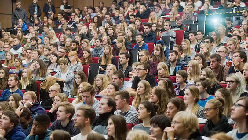 Erstsemester-Studenten bei einer Begrüßungsveranstaltung im Audimax der Leibniz Universität Hannover. An deutschen Hochschulen schreiben sich immer mehr minderjähriges Studenten ein.