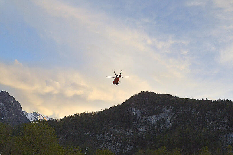 Während Wasserwacht, Polizei und Feuerwehr mit drei Booten Einsatzkräfte von der Seelände über den Königssee zum Anleger an der Königsbach-Mündung brachten, flogen die Helis weitere Retter über den See ans Ostufer.