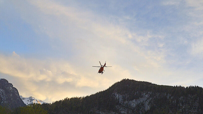 Während Wasserwacht, Polizei und Feuerwehr mit drei Booten Einsatzkräfte von der Seelände über den Königssee zum Anleger an der Königsbach-Mündung brachten, flogen die Helis weitere Retter über den See ans Ostufer. Während Wasserwacht, Polizei und Feuerwehr mit drei Booten Einsatzkräfte von der Seelände über den Königssee zum Anleger an der Königsbach-Mündung brachten, flogen die Helis weitere Retter über den See ans Ostufer.